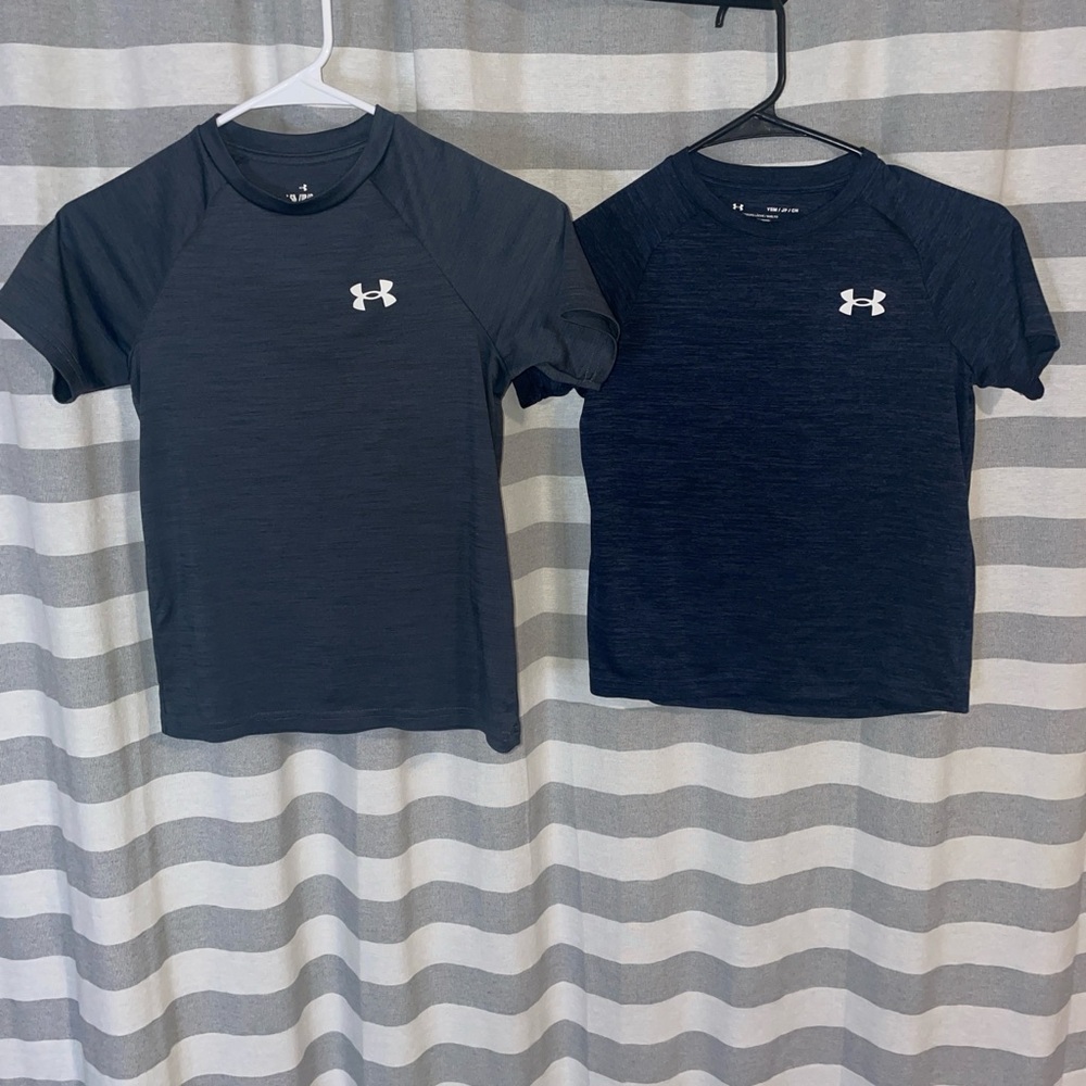 Under Armour boys Charcoal and Navy Tees bundle  size small excellent condition